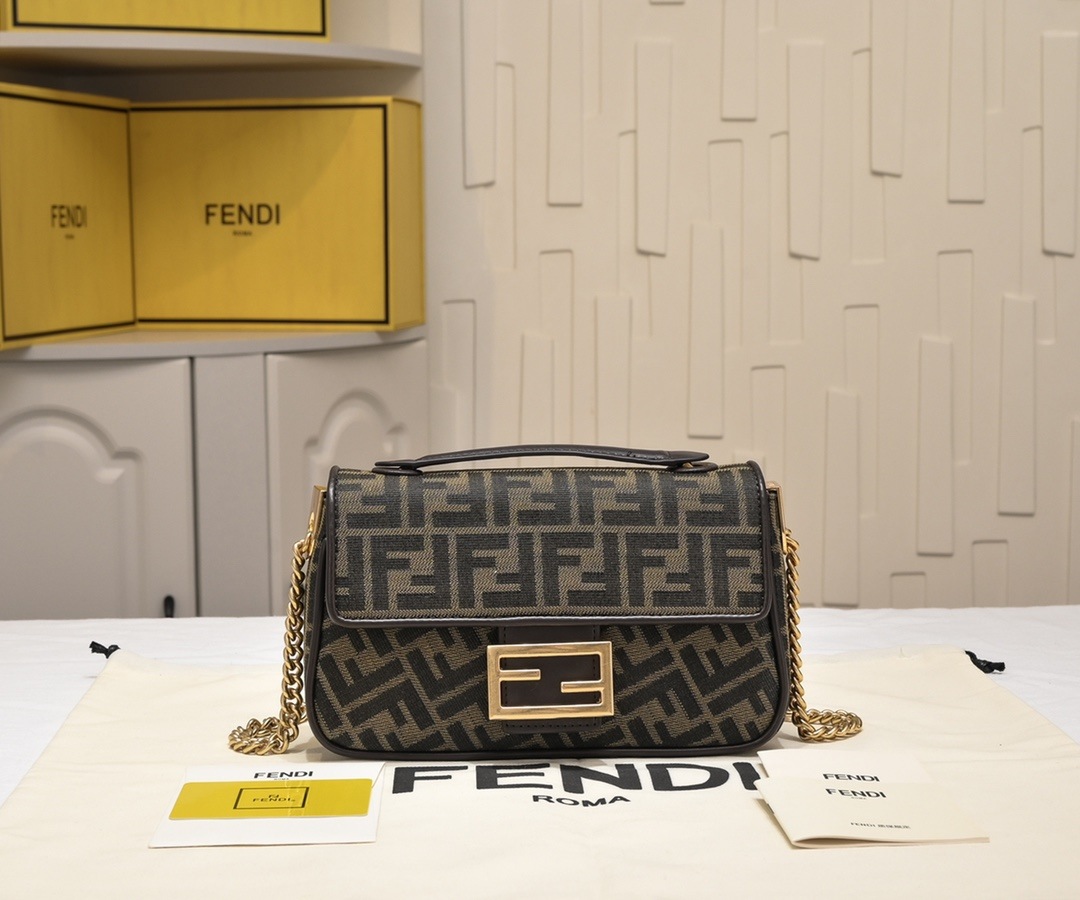 FENDI Baguette Chain Bag