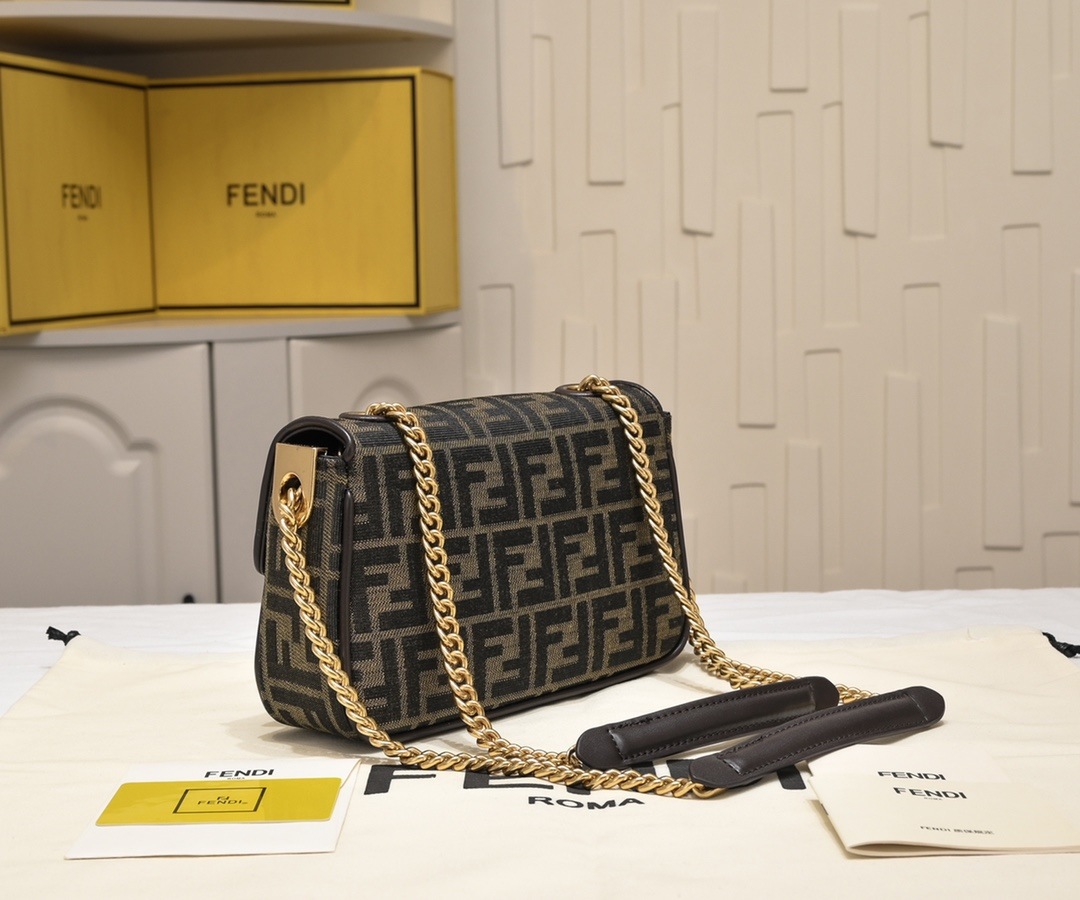 FENDI Baguette Chain Bag