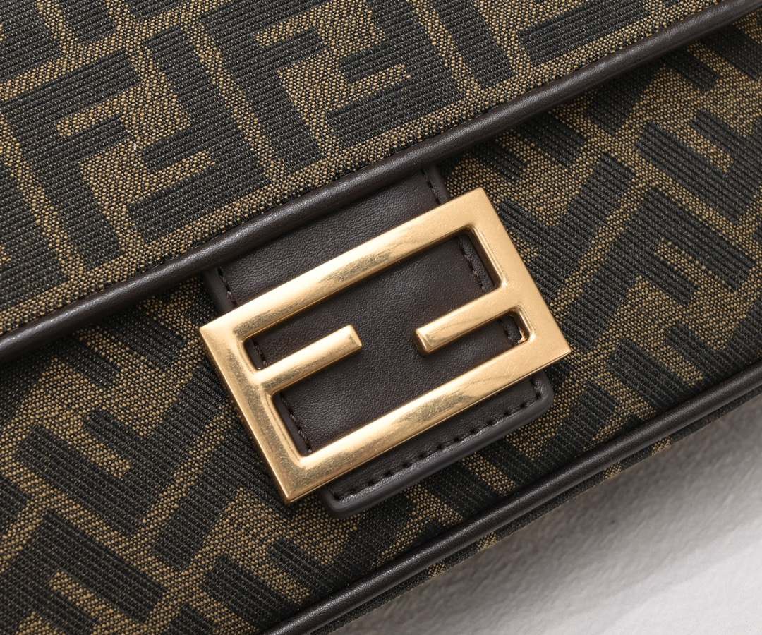 FENDI Baguette Chain Bag