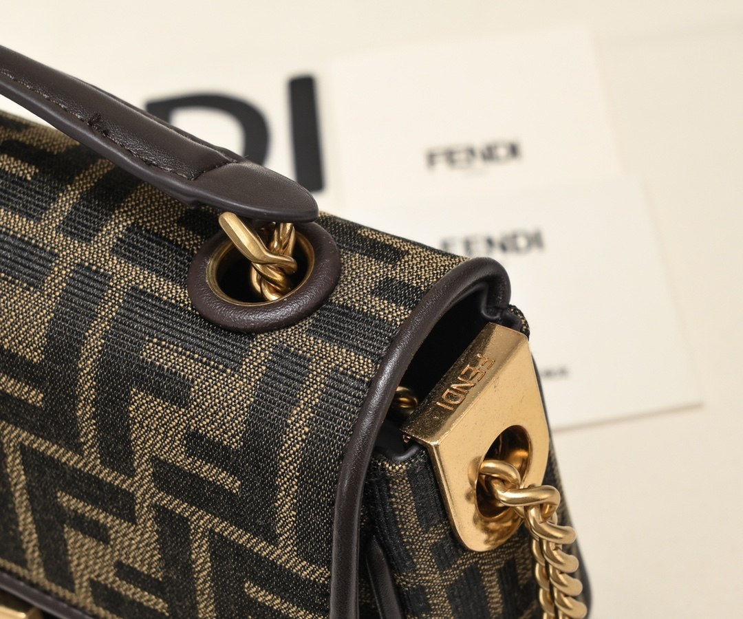 FENDI Baguette Chain Bag