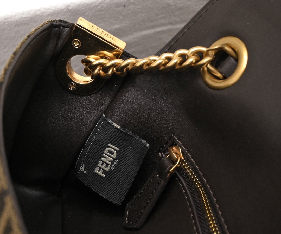 FENDI Baguette Chain Bag