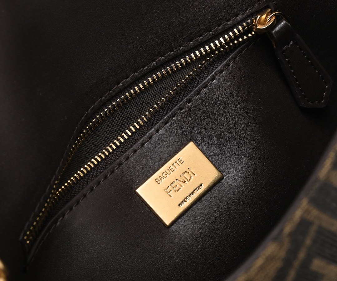 FENDI Baguette Chain Bag