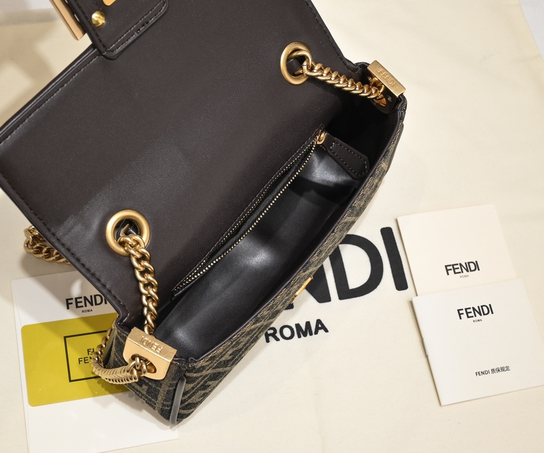 FENDI Baguette Chain Bag