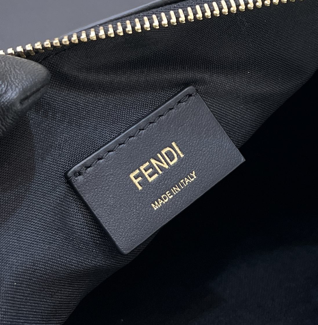 FENDI Graphy Meduim Black