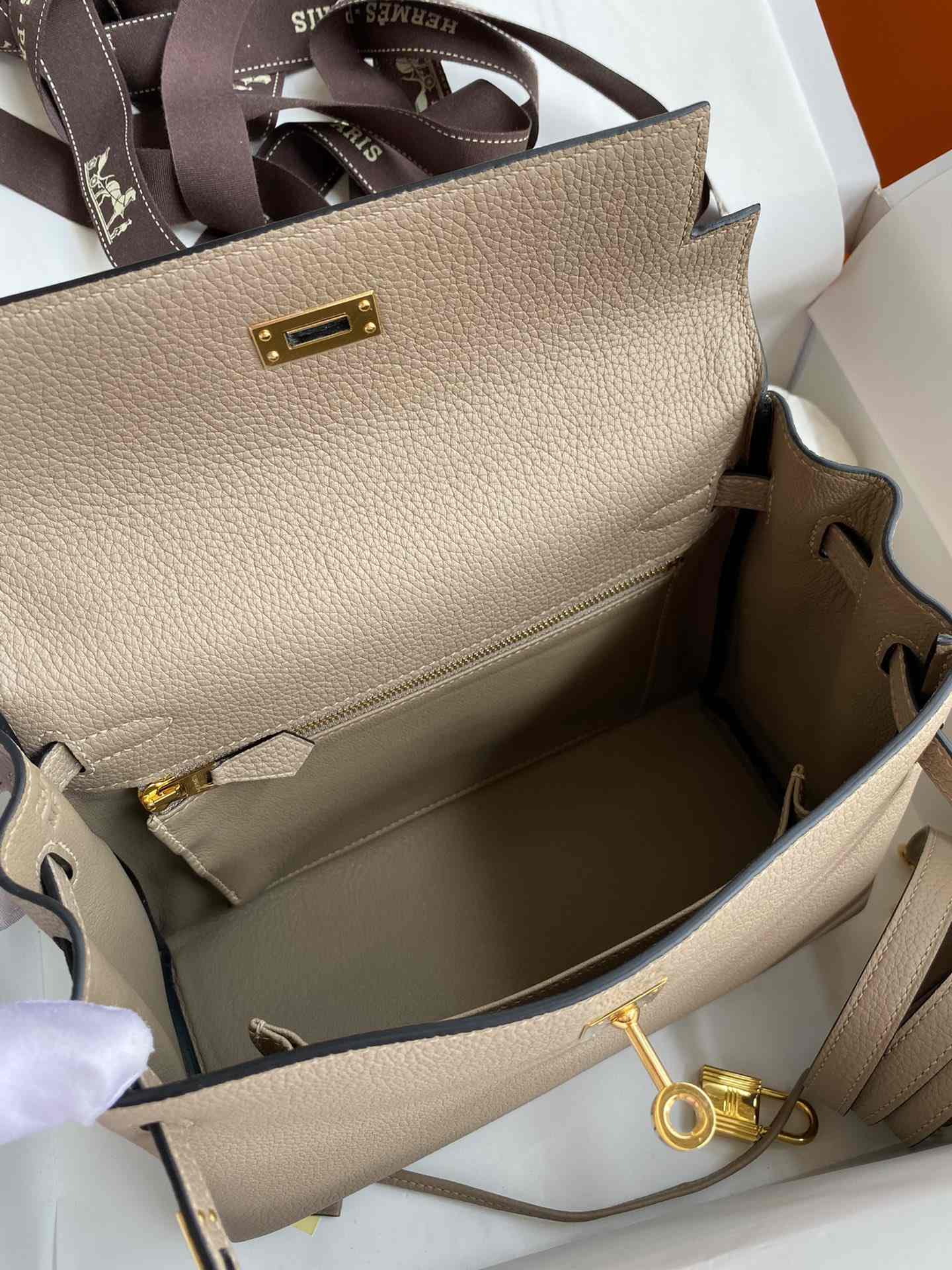 HERMES Kelly 25 Gris Tourterelle Togo Gold-tone Hardware