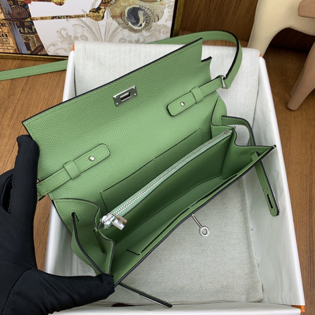 HERMES Kelly To Go Vert Criquet Epsom Silver-tone Hardware