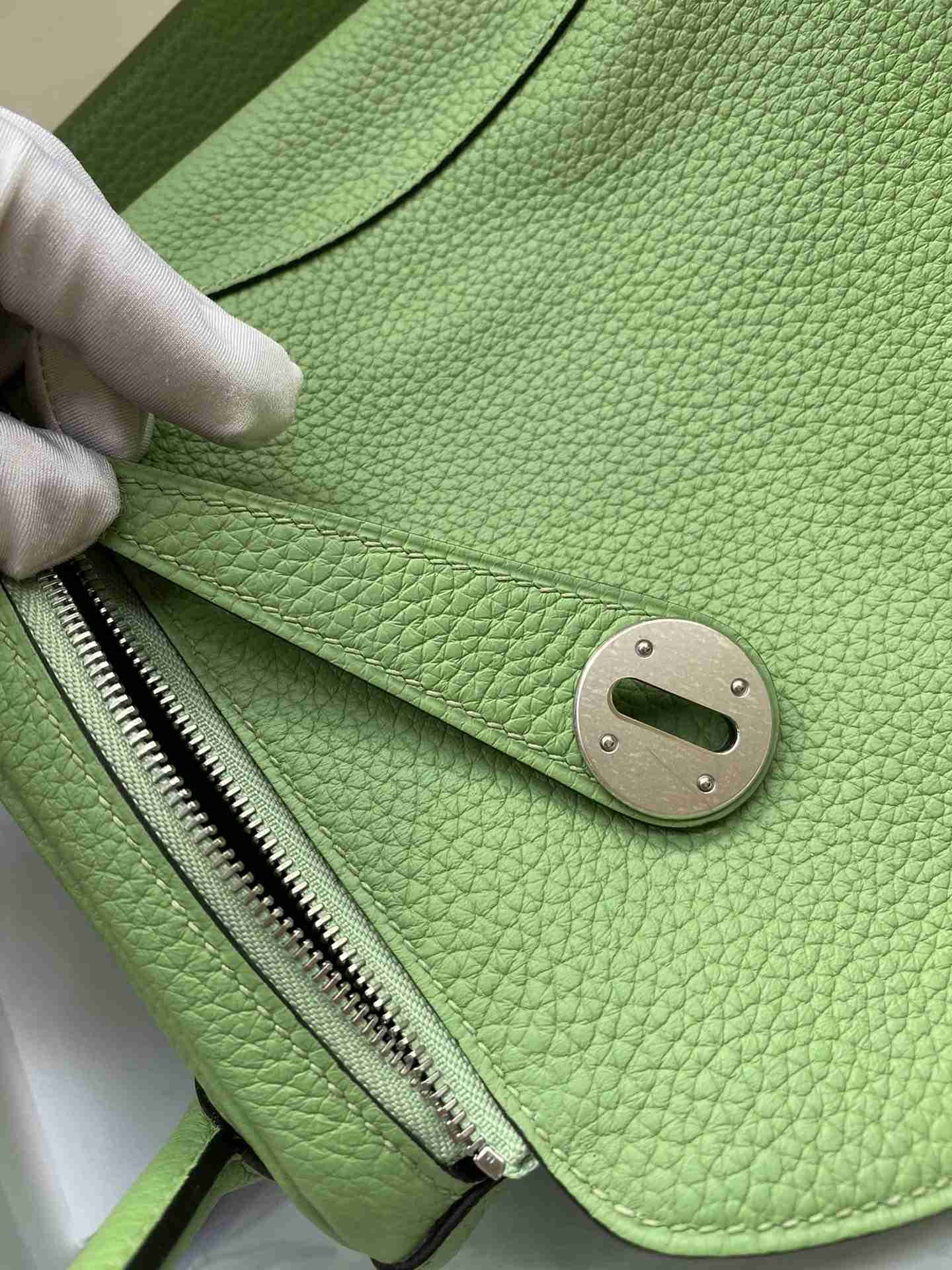 HERMES Lindy 26 Vert Criquet