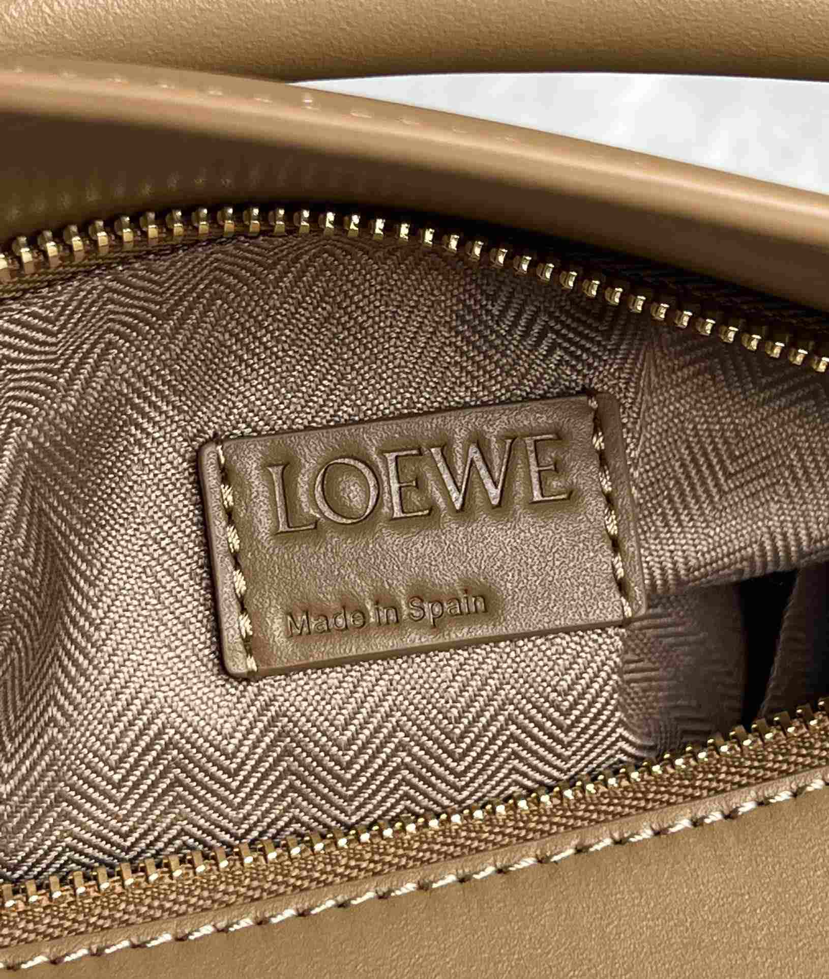 LOEWE Small Puzzle bag in Classic Calfskin Brown