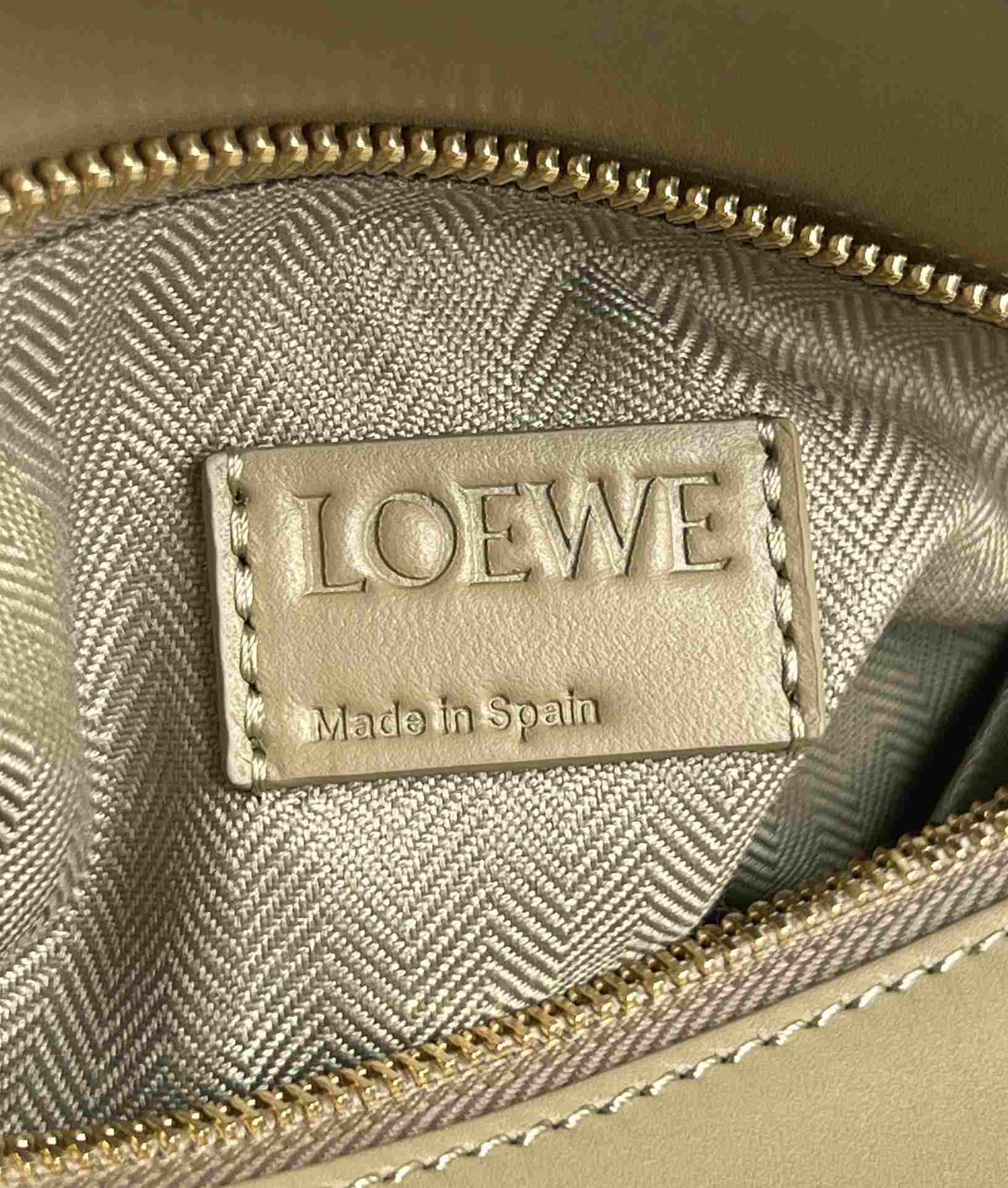 LOEWE Small Puzzle bag in Classic Calfskin Clay Green