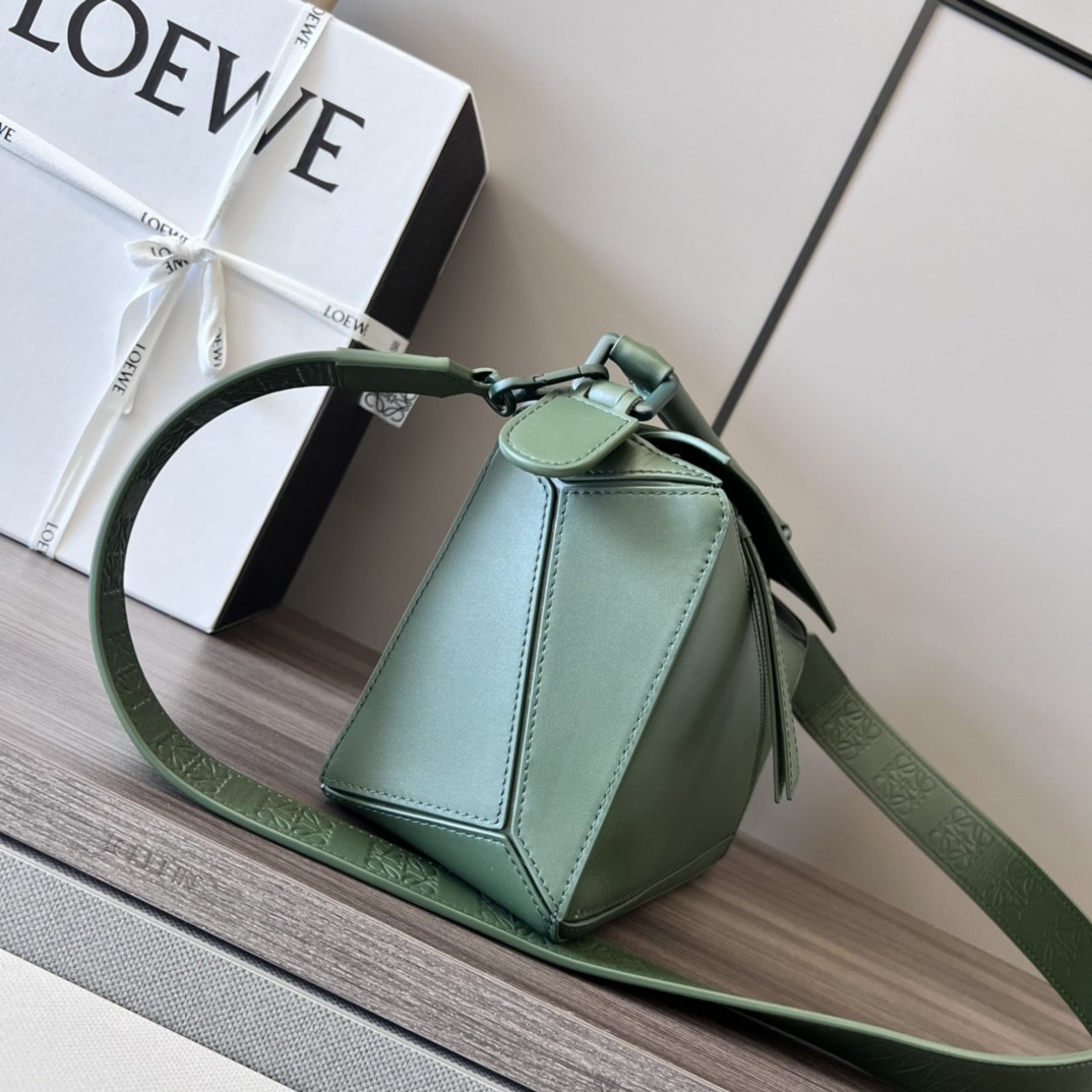 LOEWE Small Puzzle bag in Classic Calfskin Bottle Green