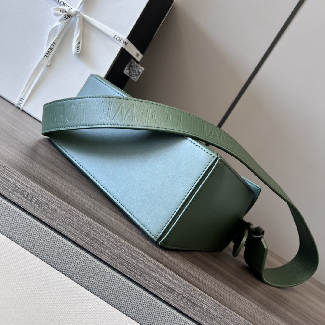 LOEWE Small Puzzle bag in Classic Calfskin Bottle Green