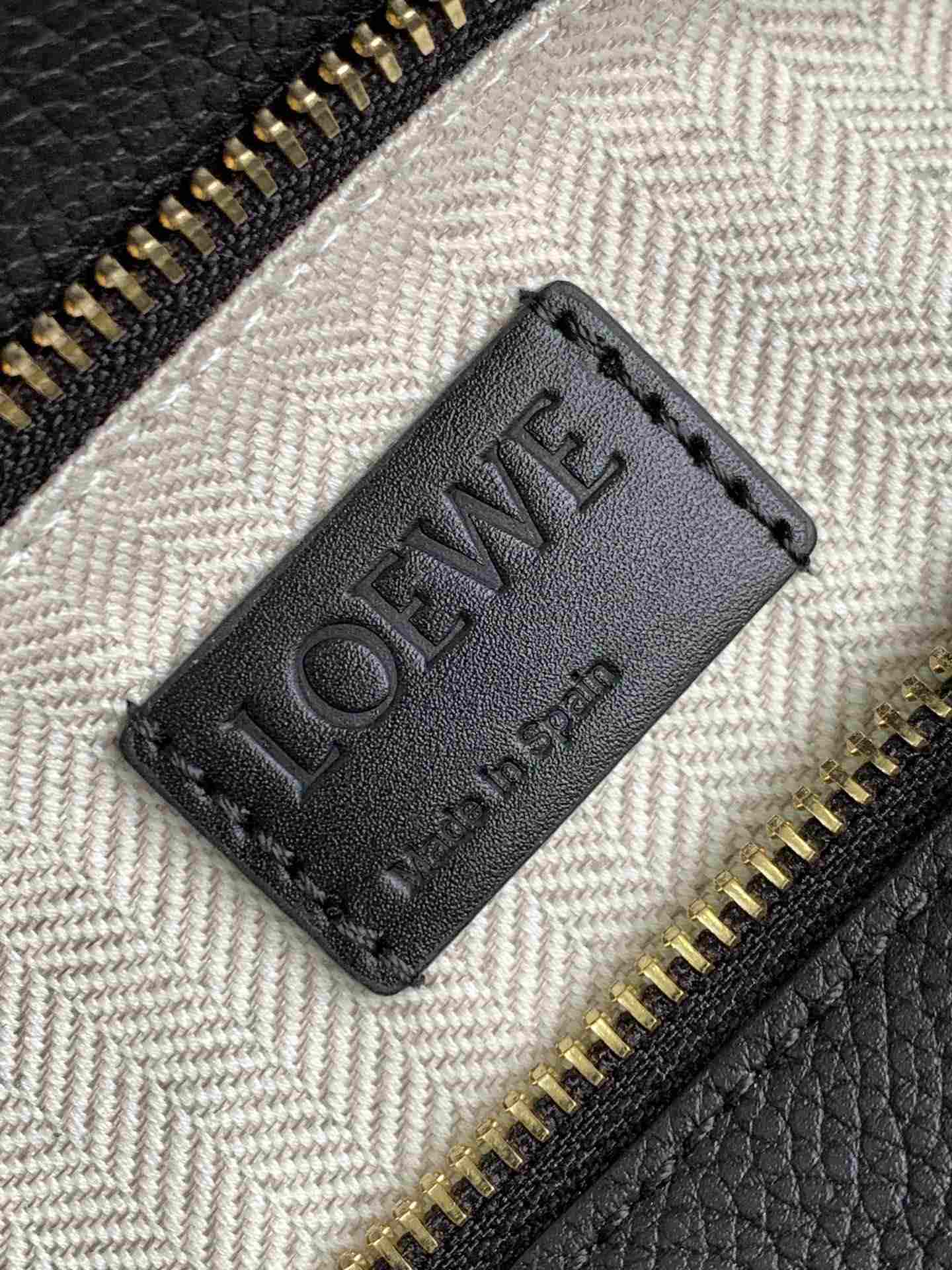 LOEWE Medium Puzzle bag in Soft Grained Calfskin Black