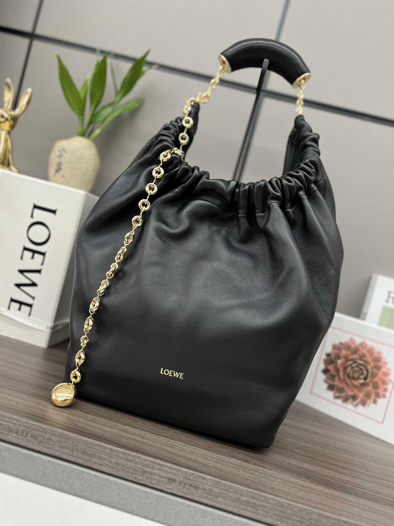 LOEWE Medium Squeeze Bag in Nappa Lambskin Black