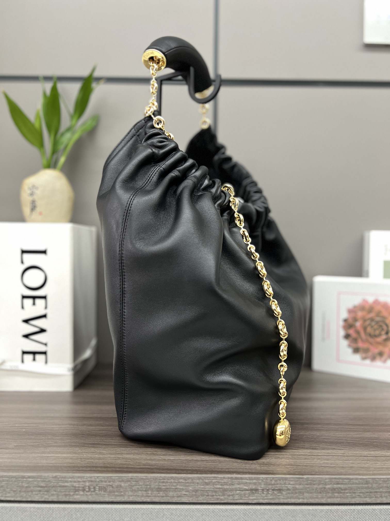 LOEWE Medium Squeeze Bag in Nappa Lambskin Black