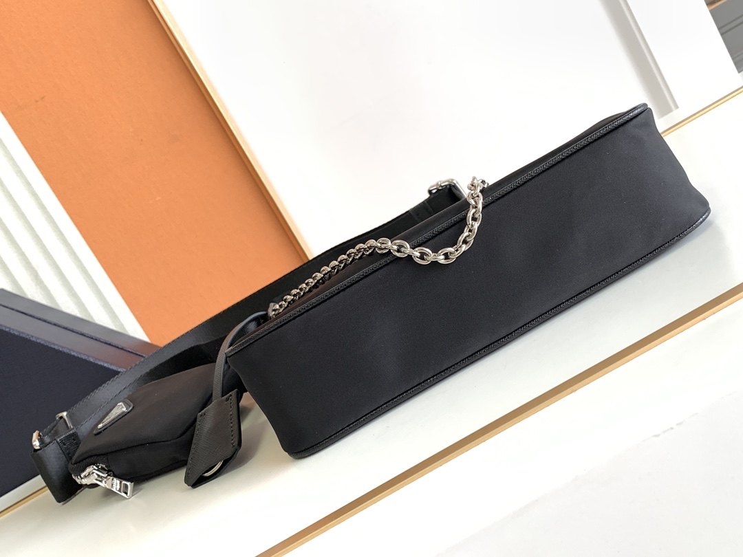 PRADA  Re-Edition 2005 Re-Nylon Bag Black