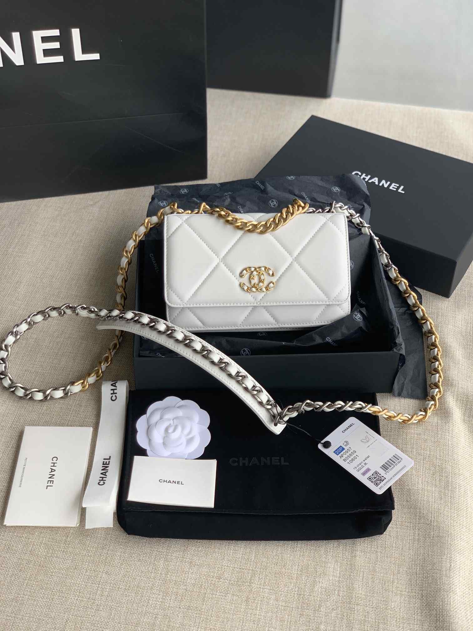 CHANEL 19 Handbag White