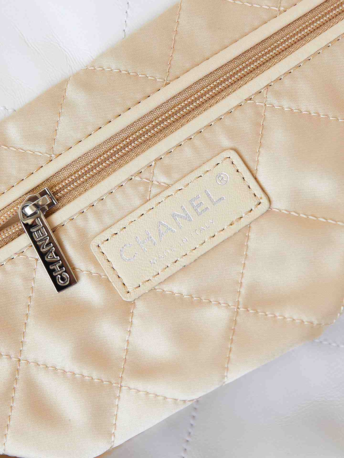 CHANEL 22 Small Handbag White