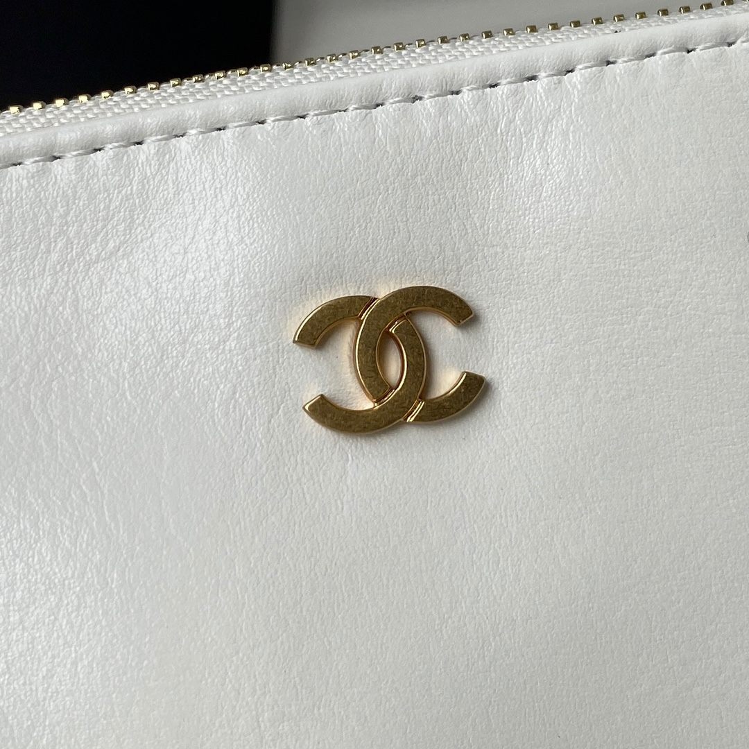  CHANEL 22 Handbag White