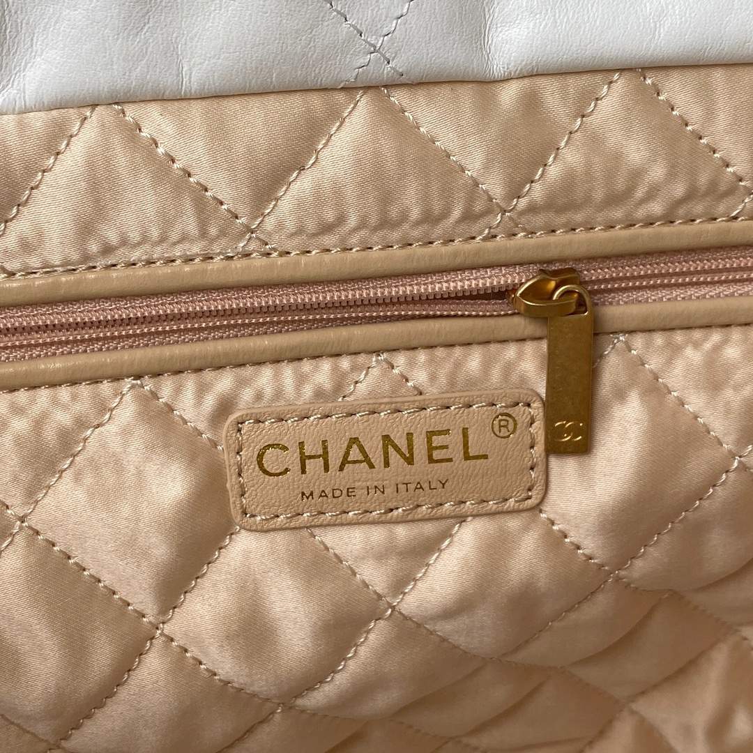  CHANEL 22 Handbag White