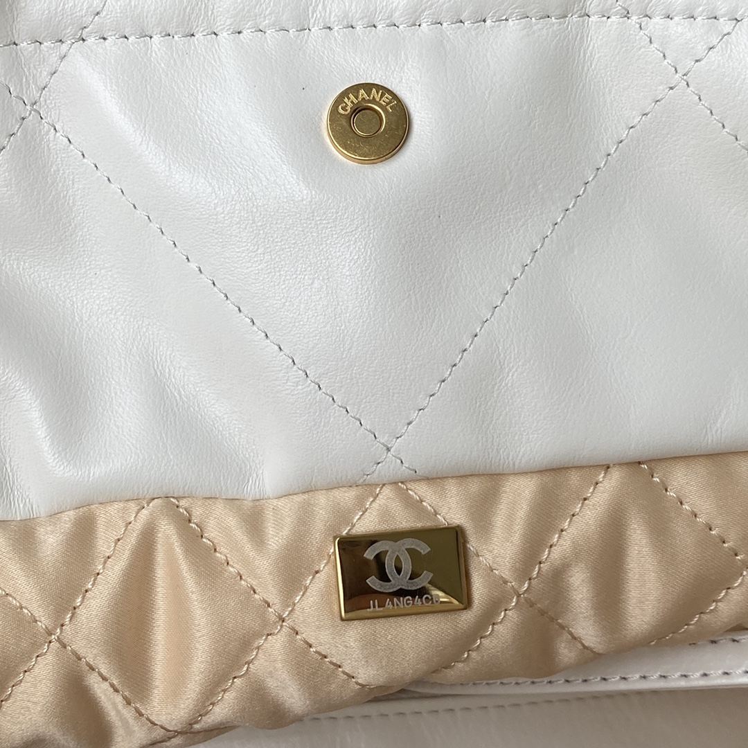  CHANEL 22 Handbag White