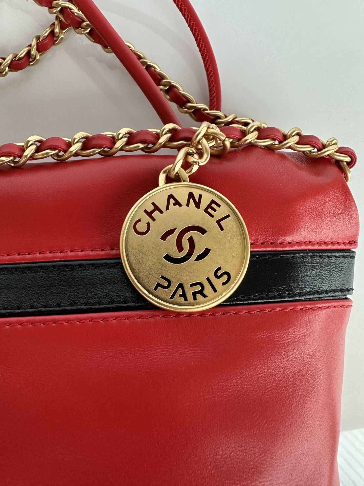 CHANEL 22 Mini Handbag Red & Black