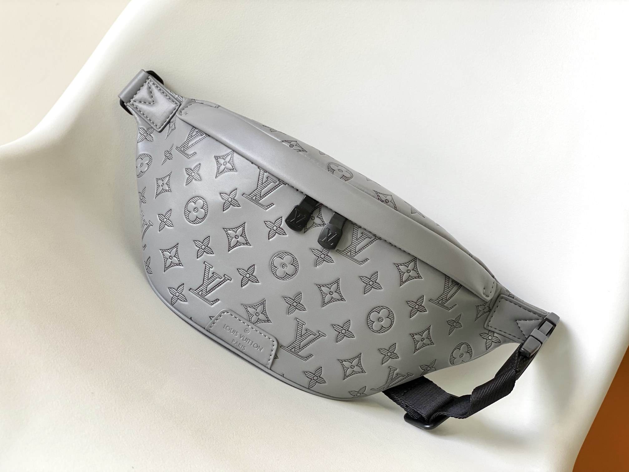 LOUIS VUITTON Discovery PM Bumbag Anthracite Grey