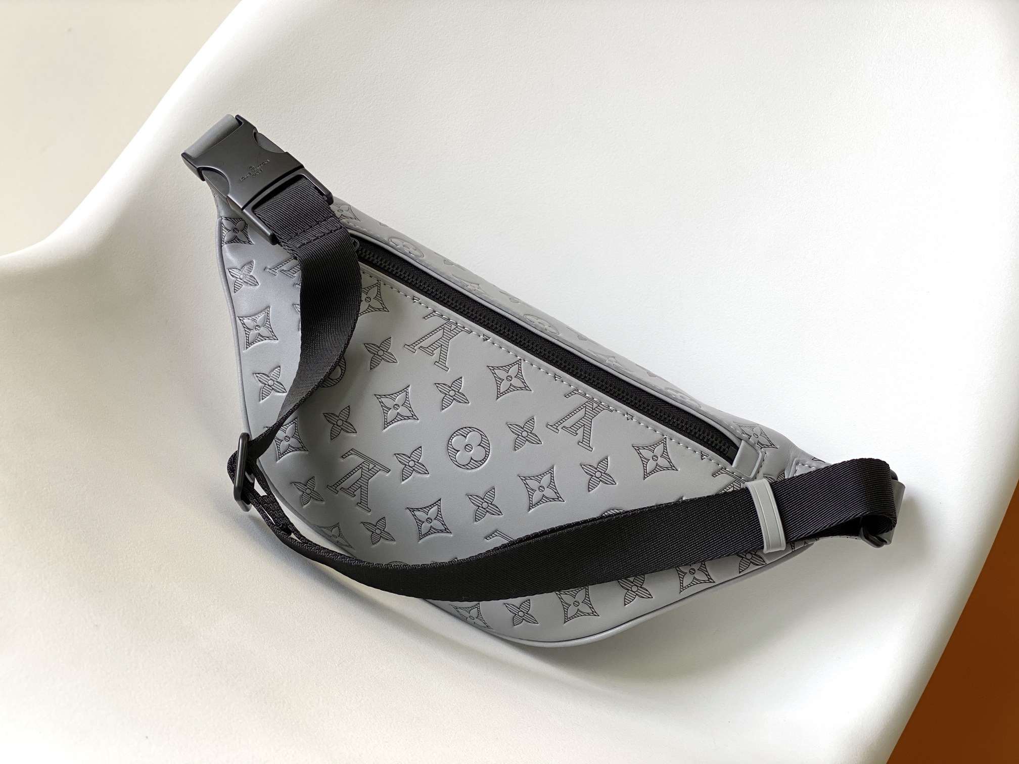 LOUIS VUITTON Discovery PM Bumbag Anthracite Grey