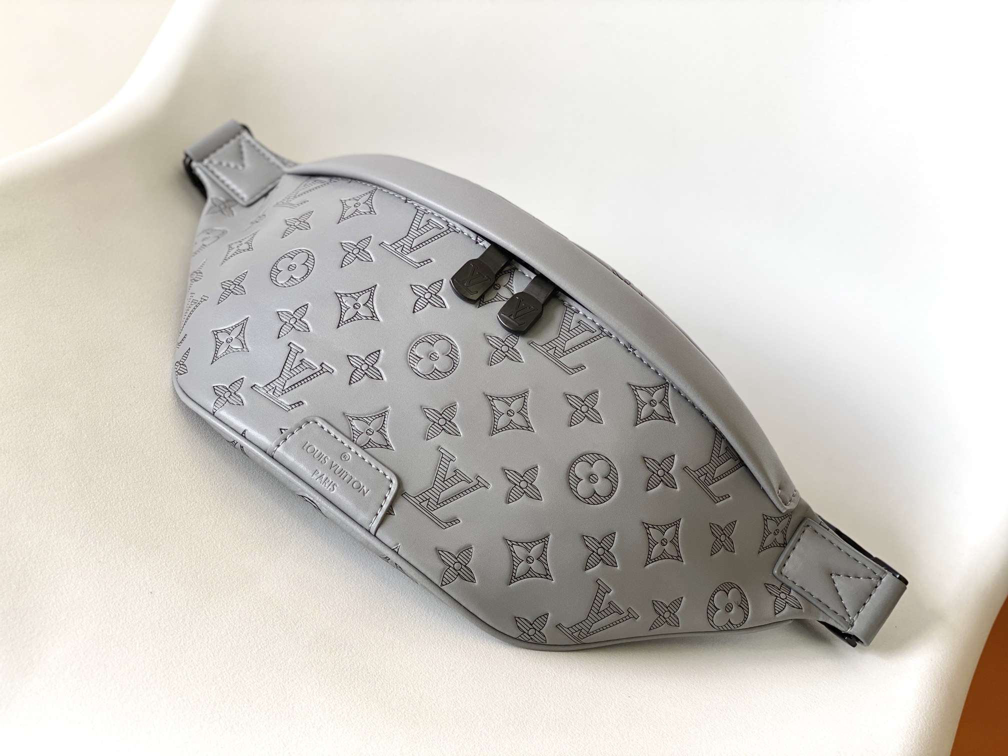 LOUIS VUITTON Discovery PM Bumbag Anthracite Grey