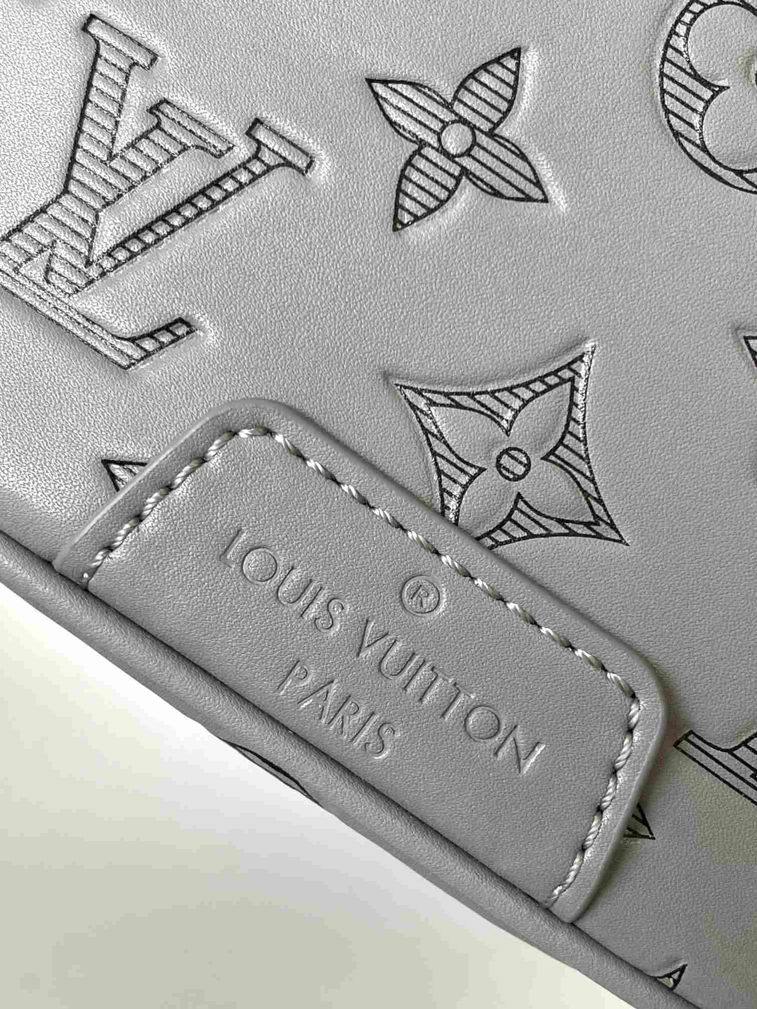 LOUIS VUITTON Discovery PM Bumbag Anthracite Grey