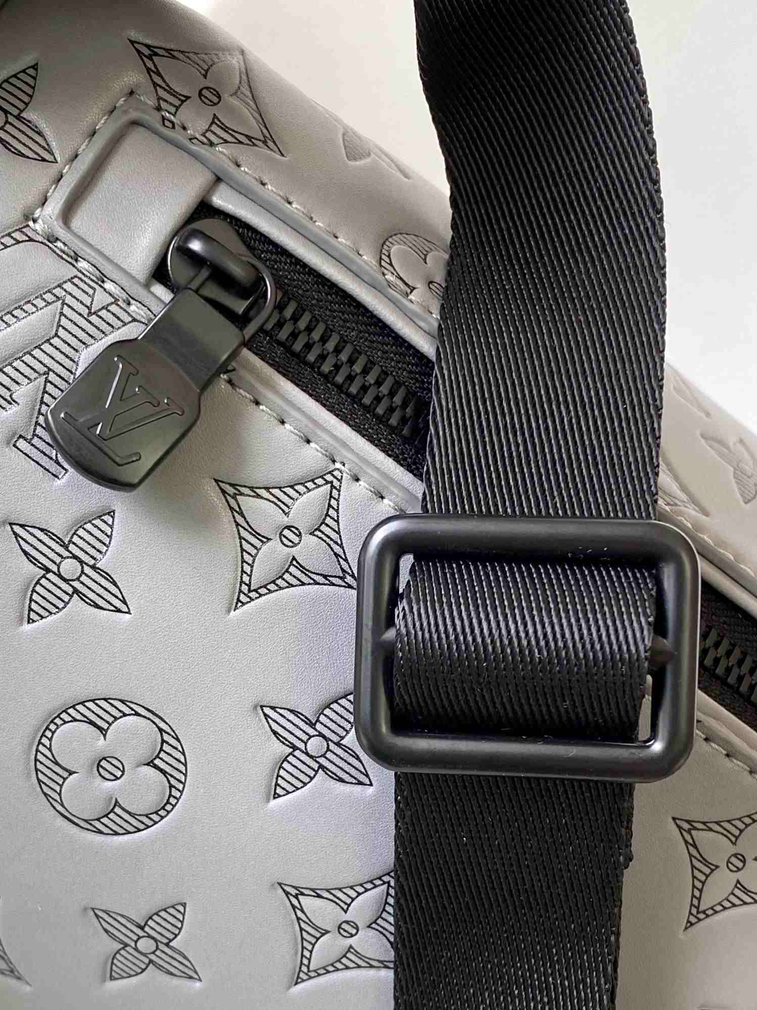 LOUIS VUITTON Discovery PM Bumbag Anthracite Grey