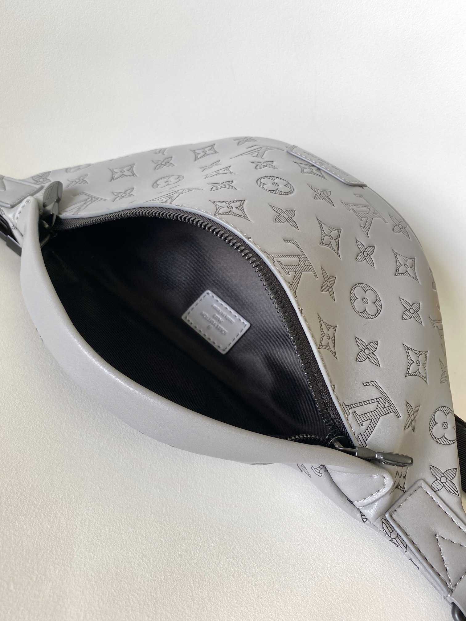 LOUIS VUITTON Discovery PM Bumbag Anthracite Grey