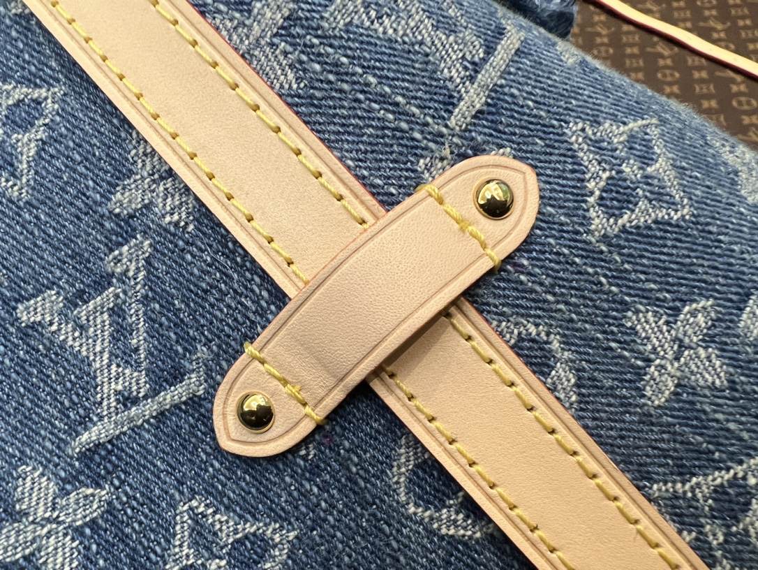 LOUIS VUITTON CarryAll MM Monogram Denim