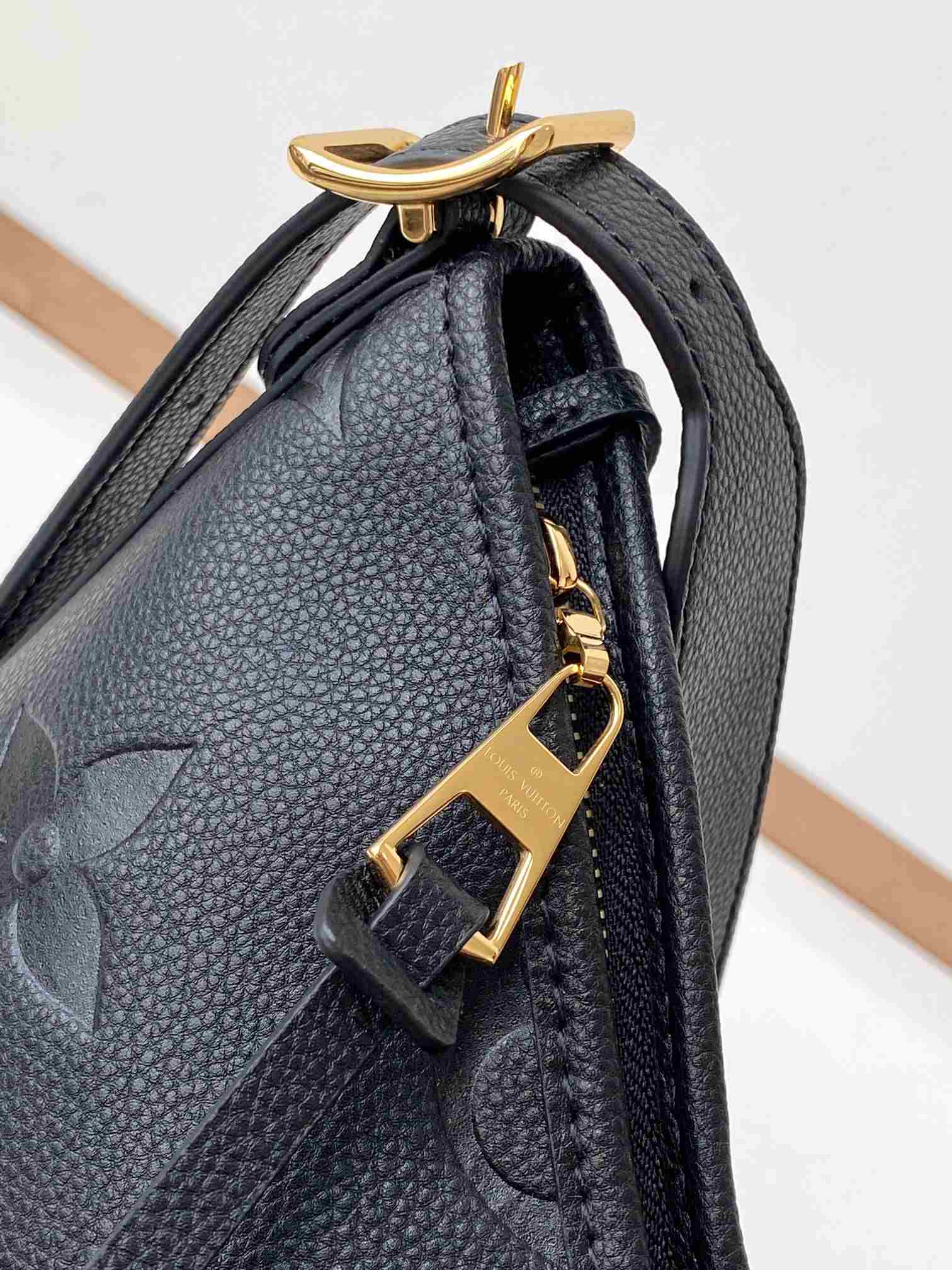 LOUIS VUITTON CarryAll MM Black