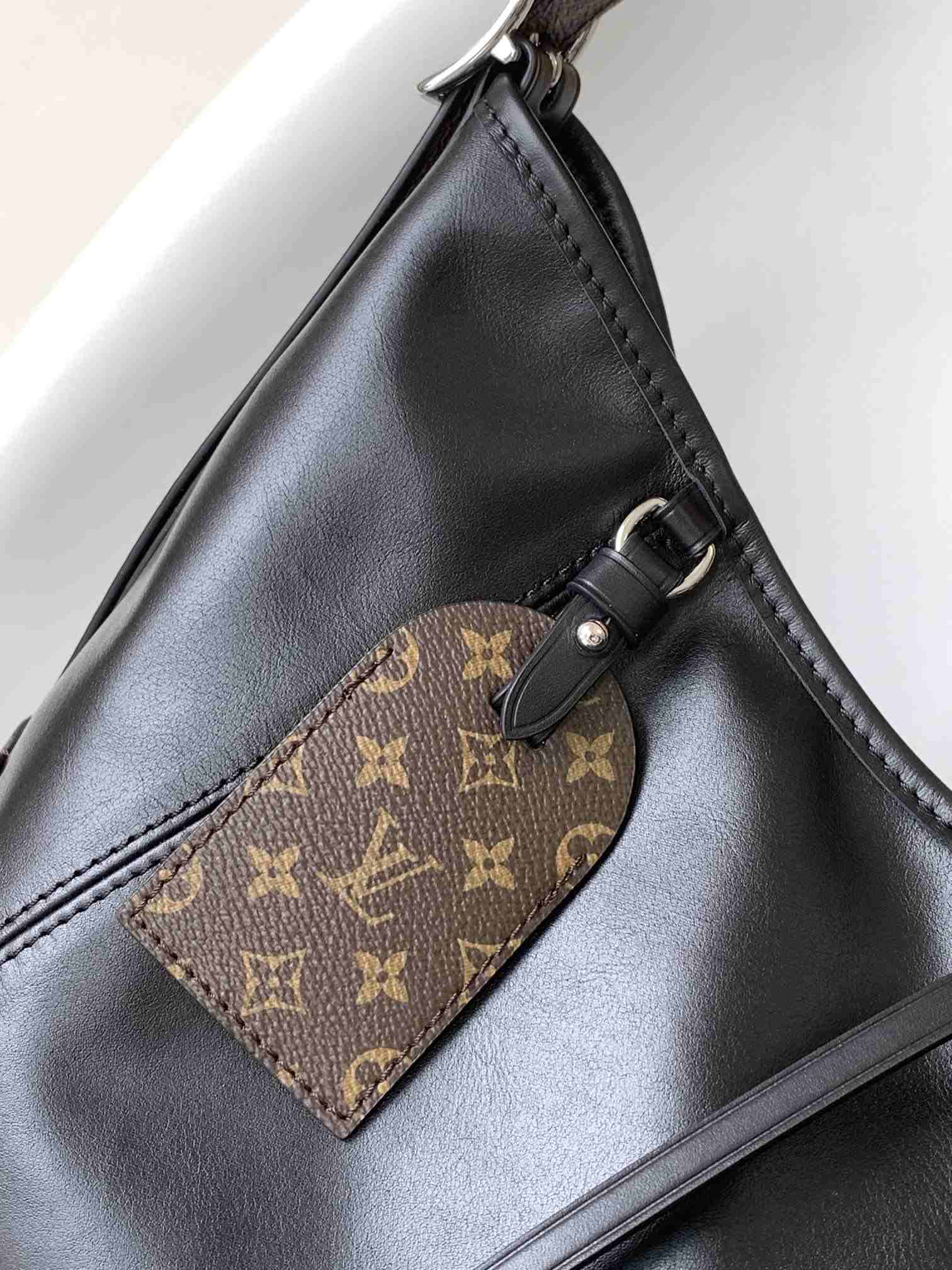 LOUIS VUITTON CarryAll MM Black