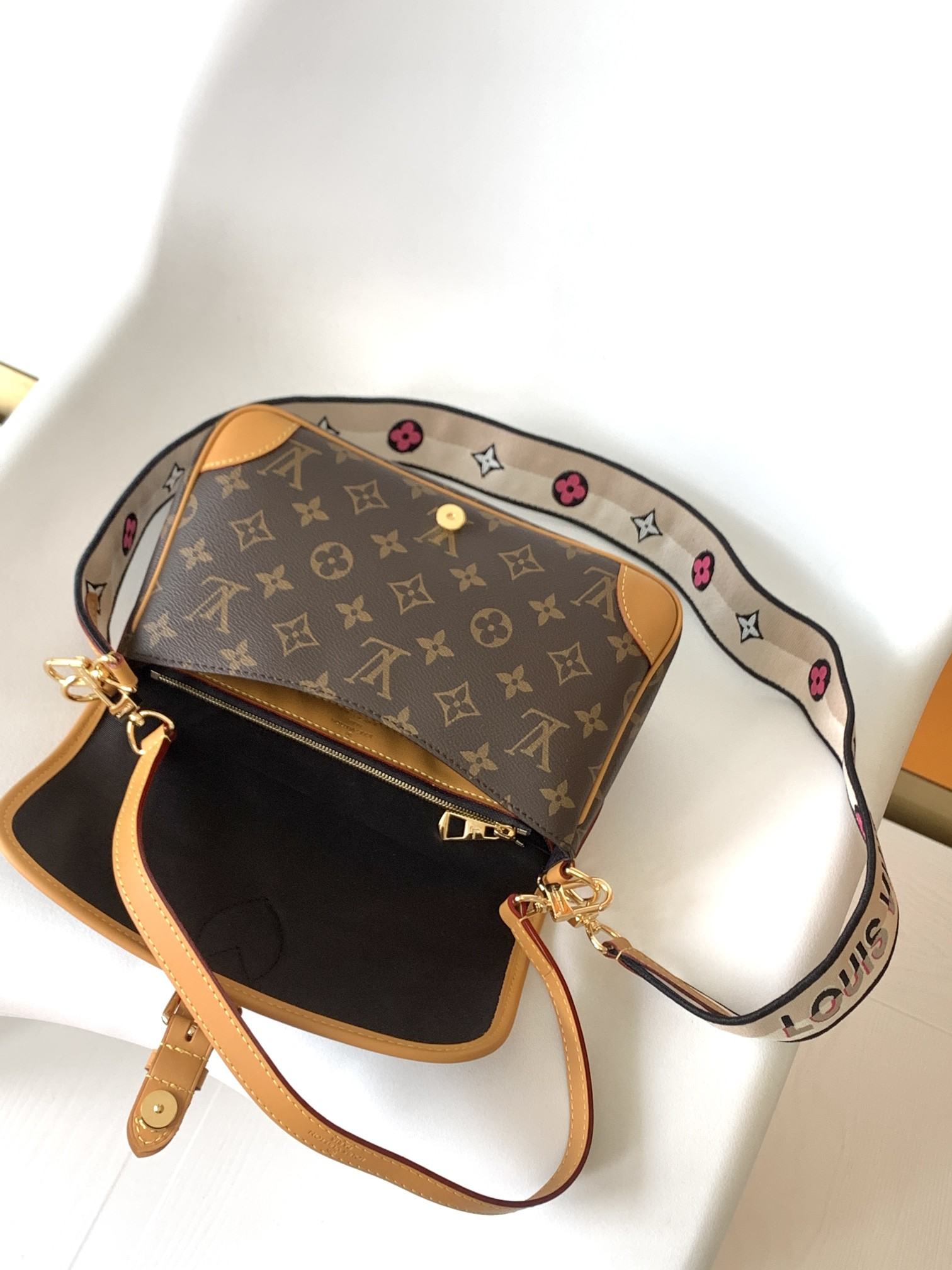 LOUIS VUITTON Diane Satchel Monogram