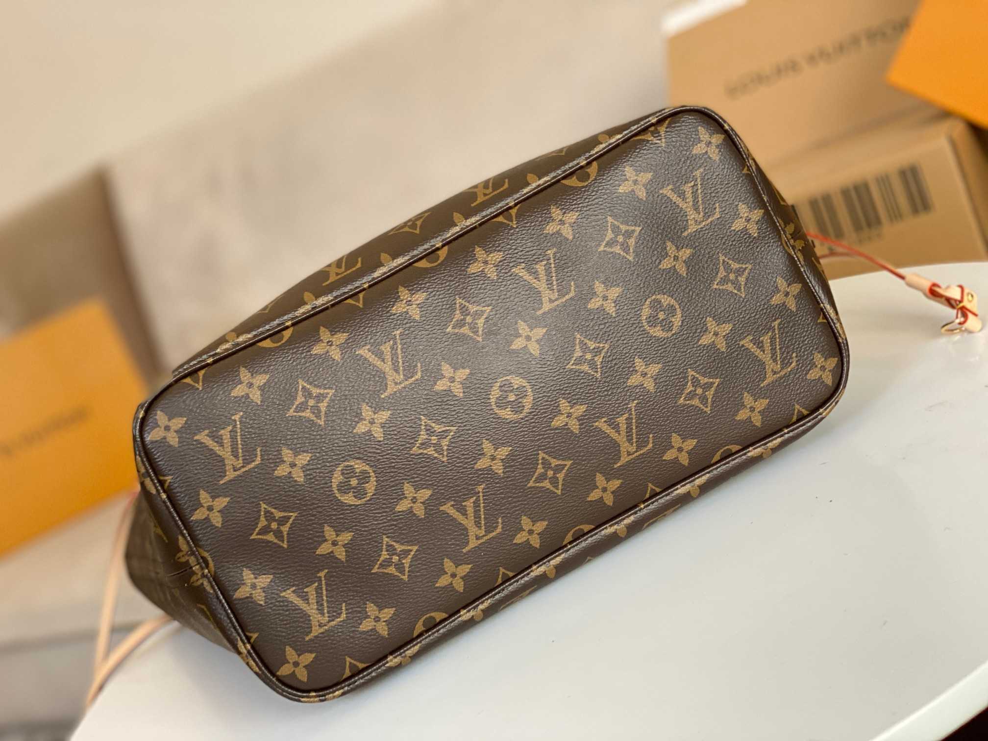 LOUIS VUITTON Neverfull MM Tote Bag Monogram