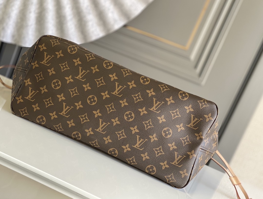 LOUIS VUITTON Neverfull GM Tote Bag Monogram