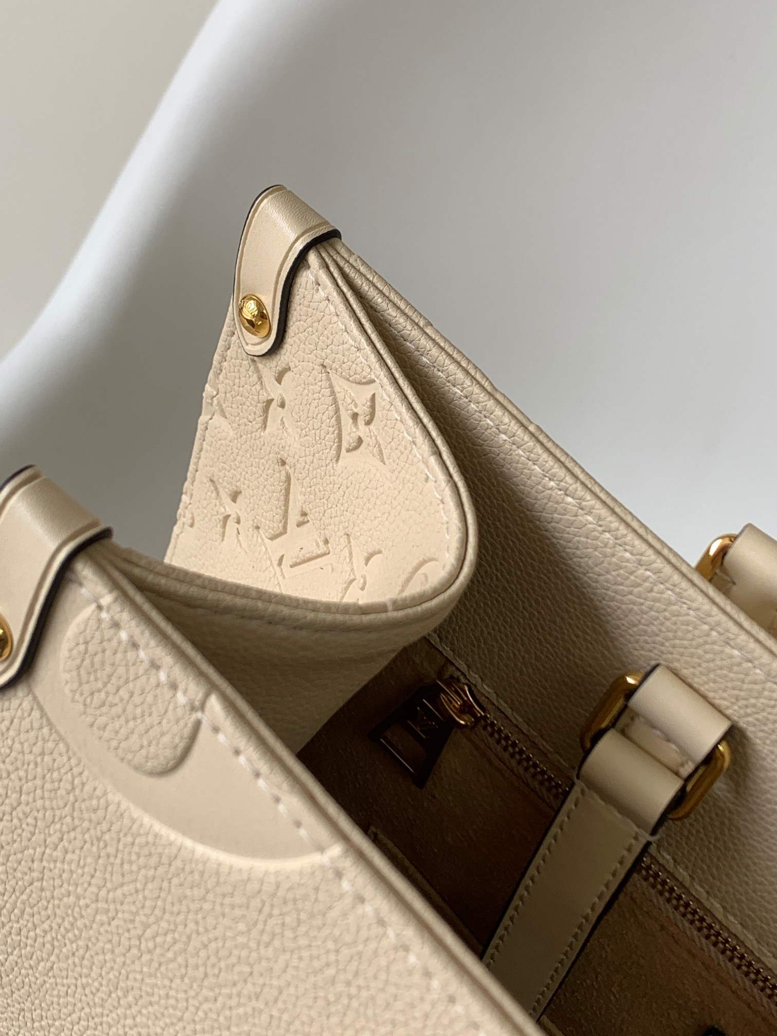 LOUIS VUITTON OnTheGo MM Tote Bag Crème Beige