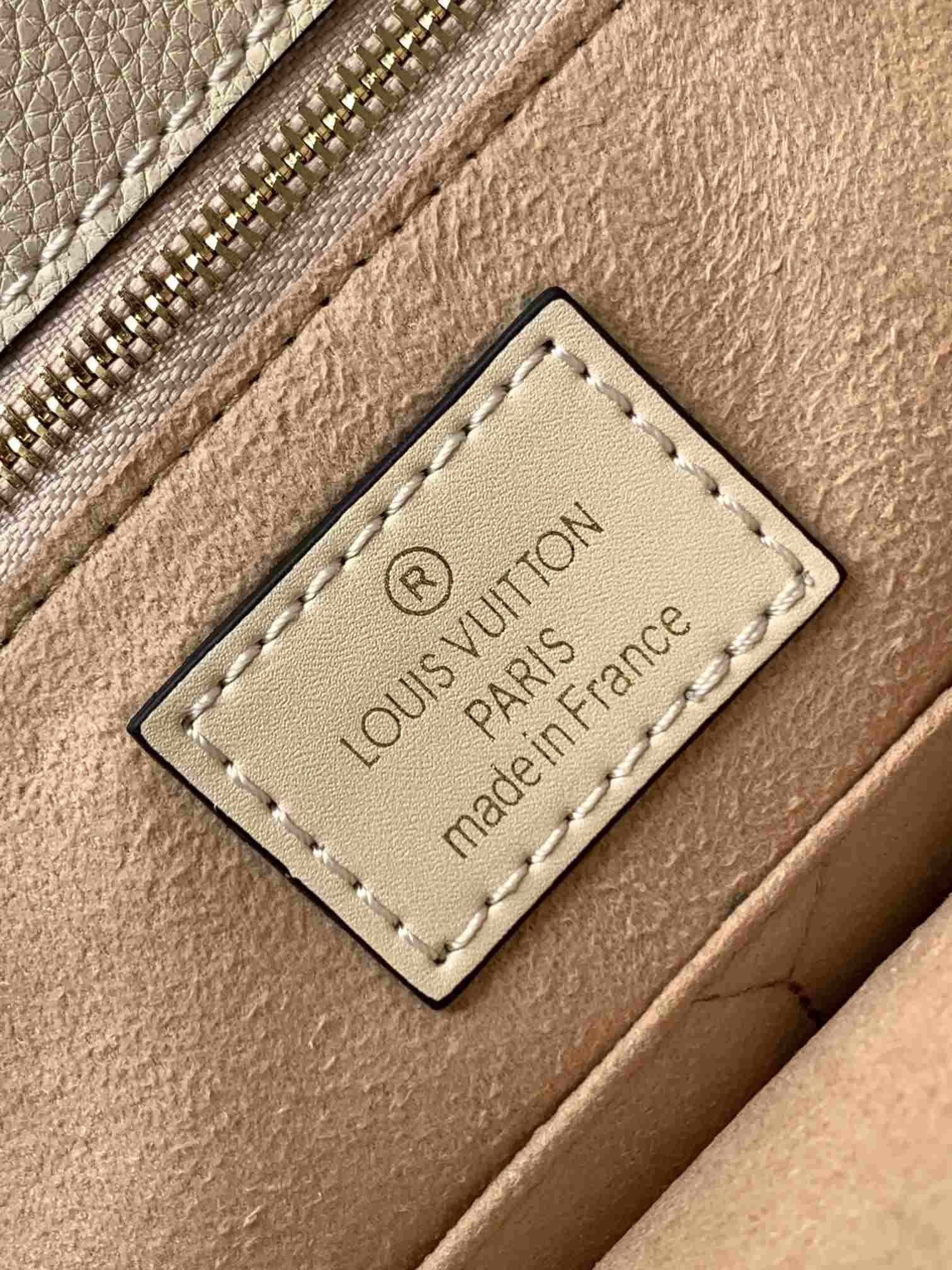 LOUIS VUITTON OnTheGo MM Tote Bag Crème Beige