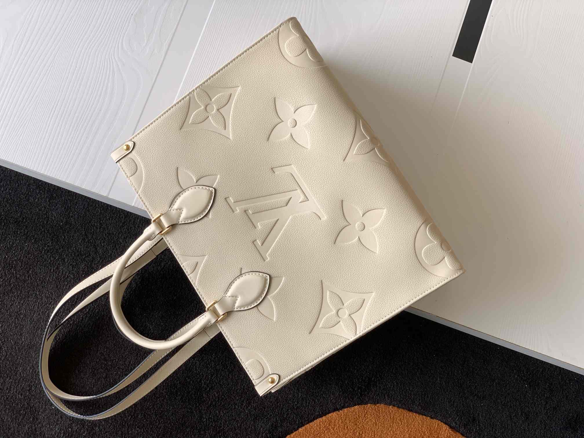 LOUIS VUITTON OnTheGo MM Tote Bag Crème Beige