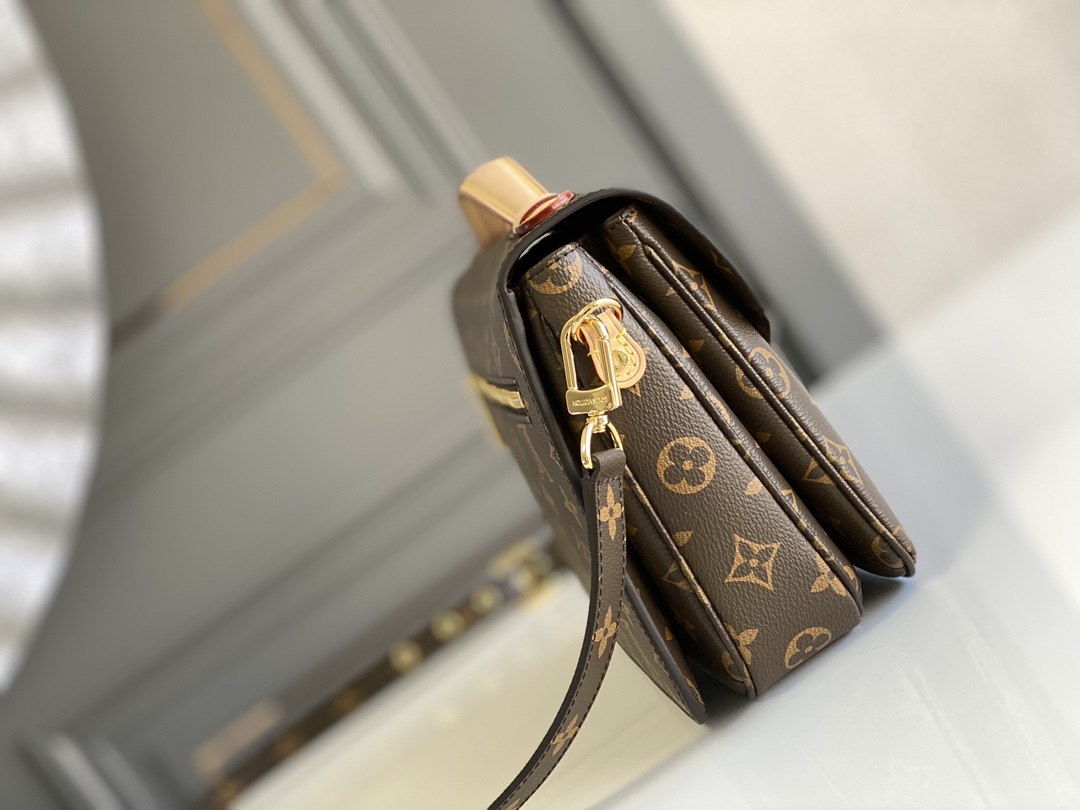 LOUIS VUITTON Pochette Métis Bag Monogram