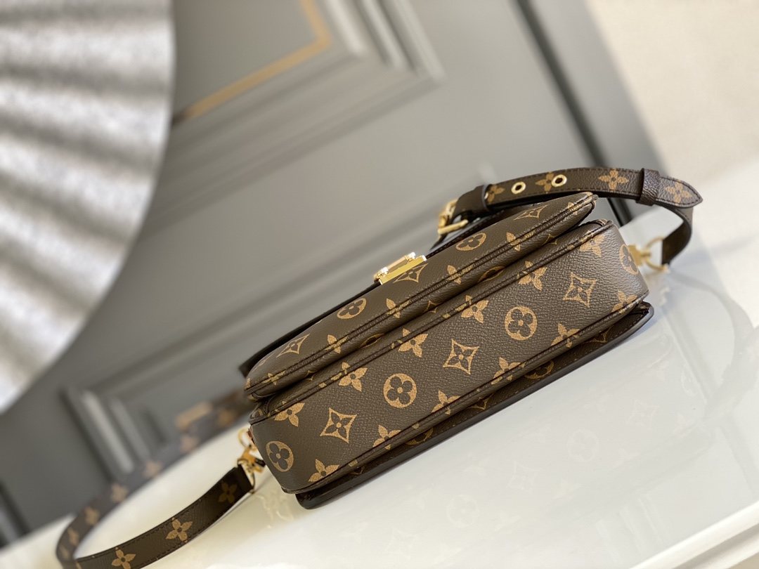 LOUIS VUITTON Pochette Métis Bag Monogram