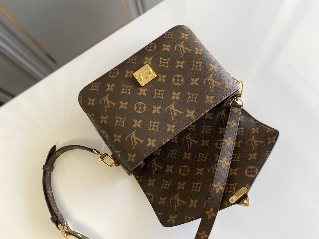 LOUIS VUITTON Pochette Métis Bag Monogram