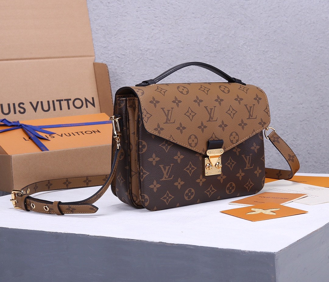 LOUIS VUITTON Pochette Métis Bag Monogram