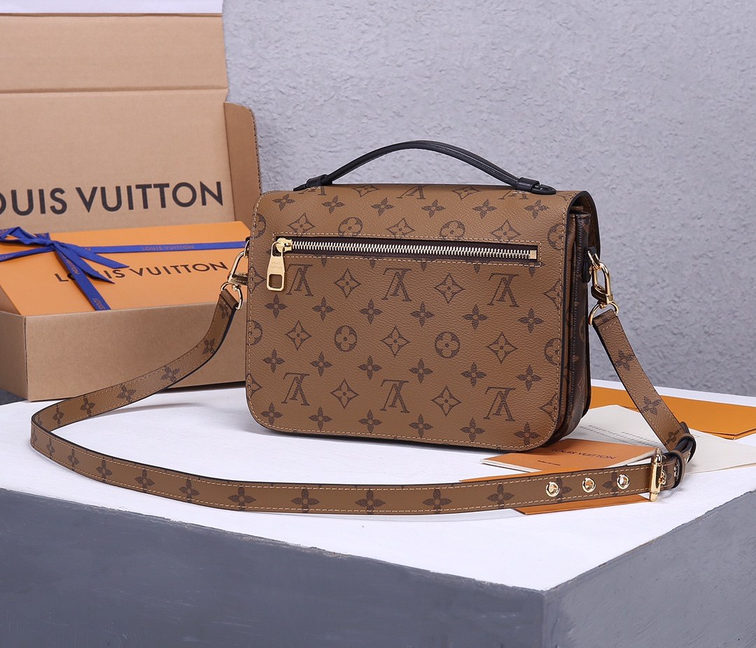 LOUIS VUITTON Pochette Métis Bag Monogram