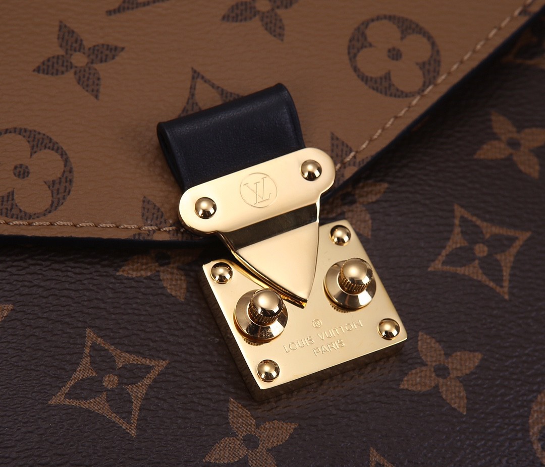 LOUIS VUITTON Pochette Métis Bag Monogram