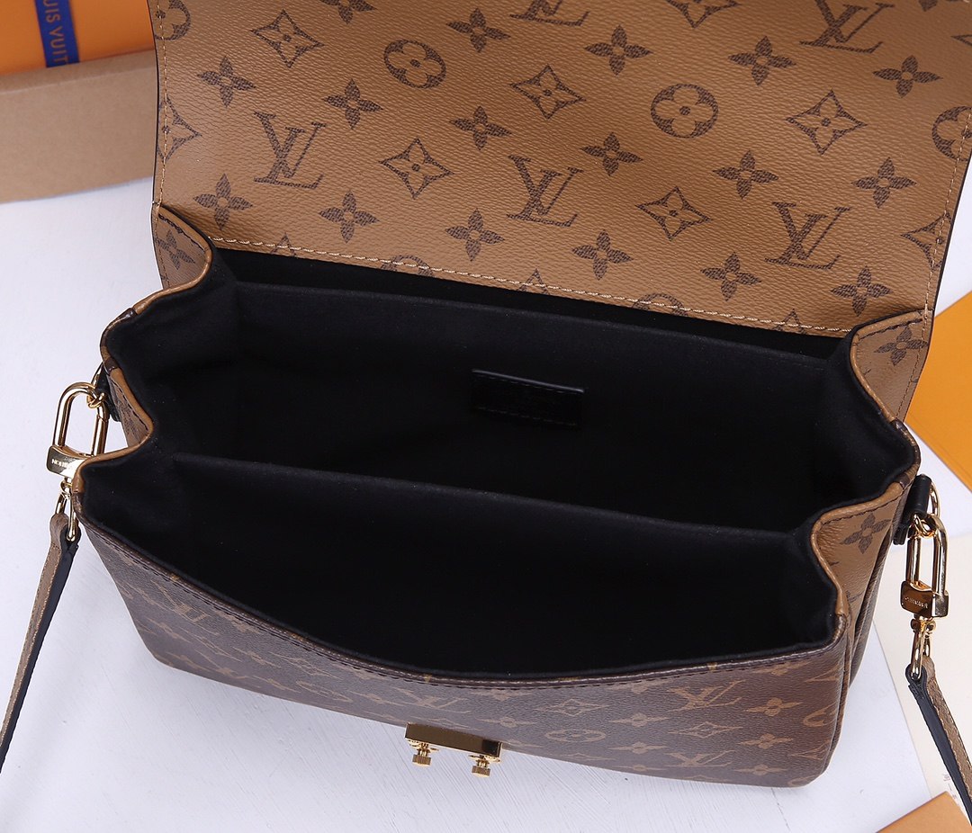 LOUIS VUITTON Pochette Métis Bag Monogram