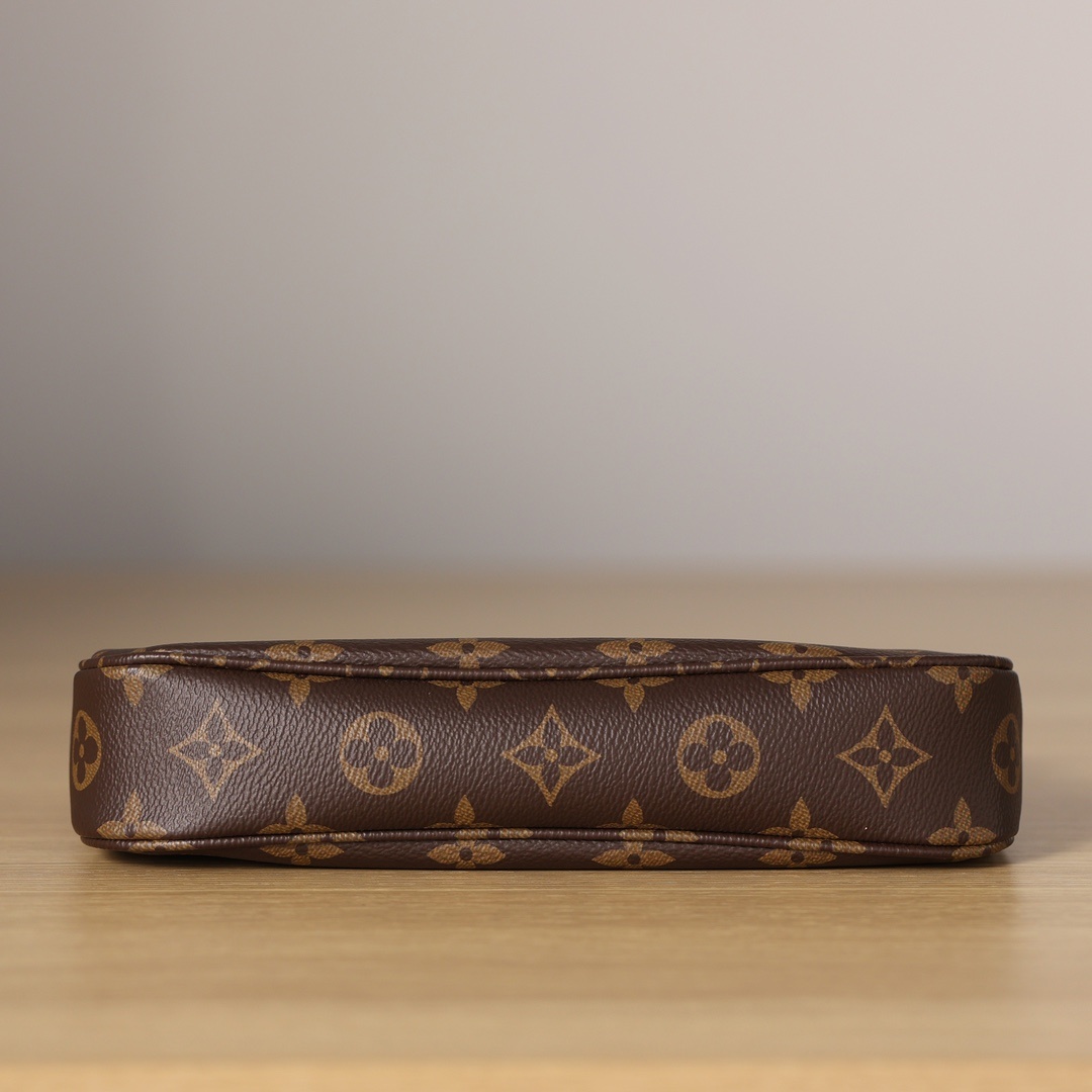 LOUIS VUITTON Pochette Accessoires Monogram