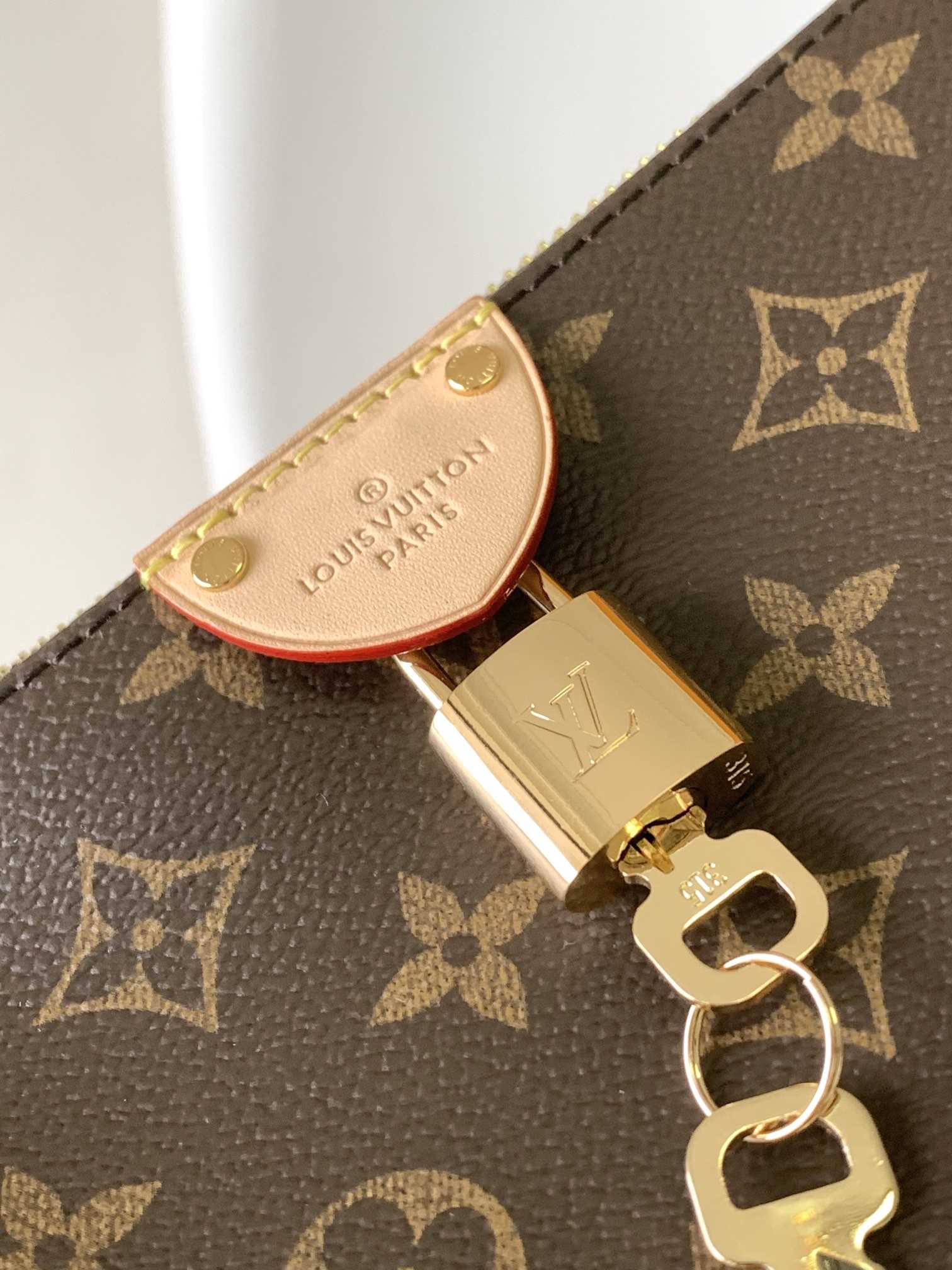 LOUIS VUITTON Pochette Tirette Bag Monogram