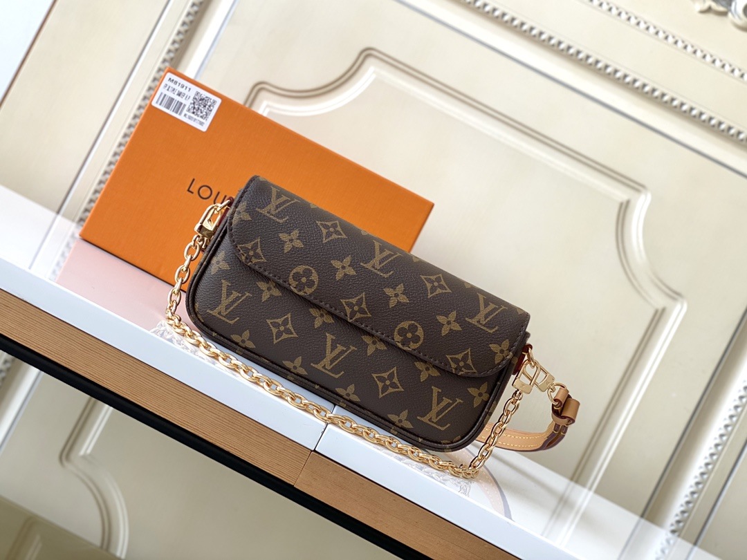 LOUIS VUITTON  Ivy Wallet on Chain Bag Monogram